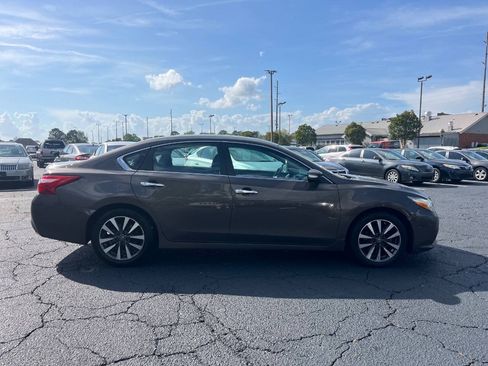 Used 2017 Nissan Altima 2.5 SL w/ Moonroof Package FWD image 5