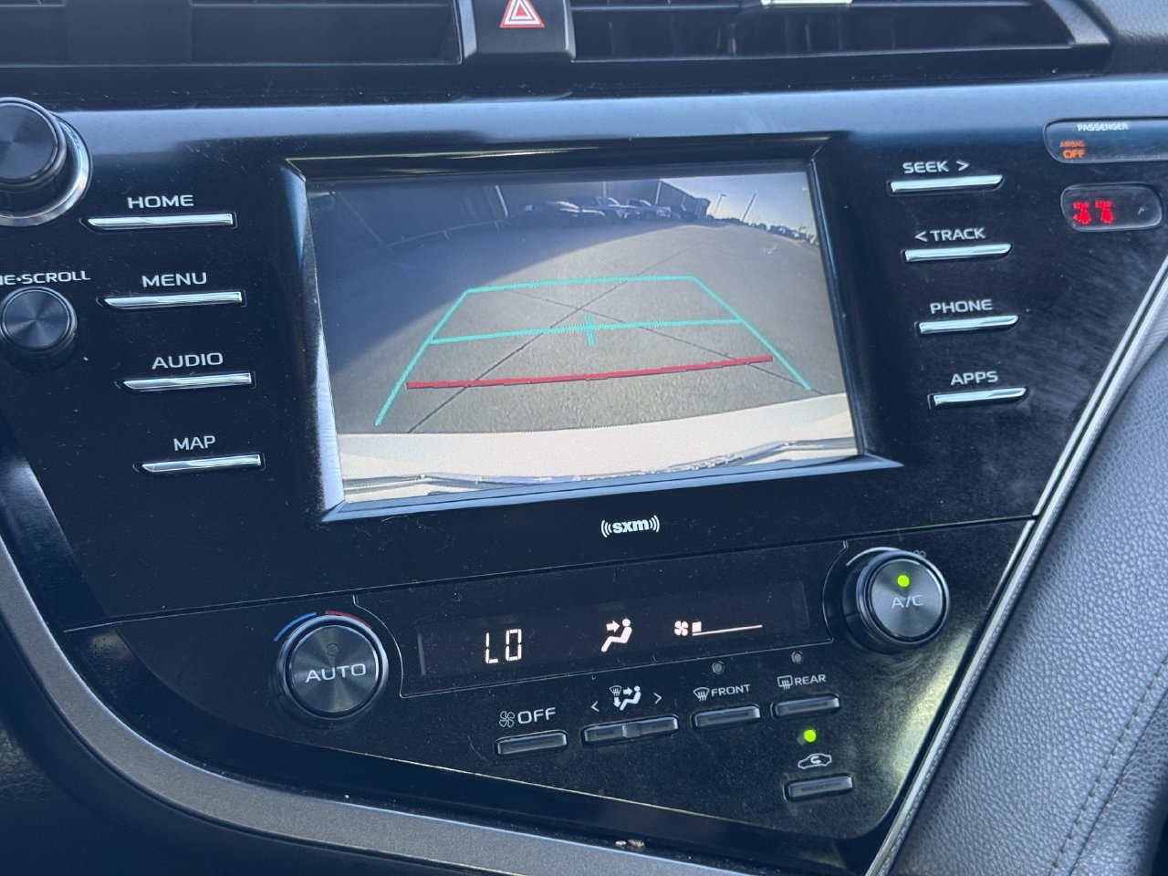 Used 2020 Toyota Camry SE FWD image 18