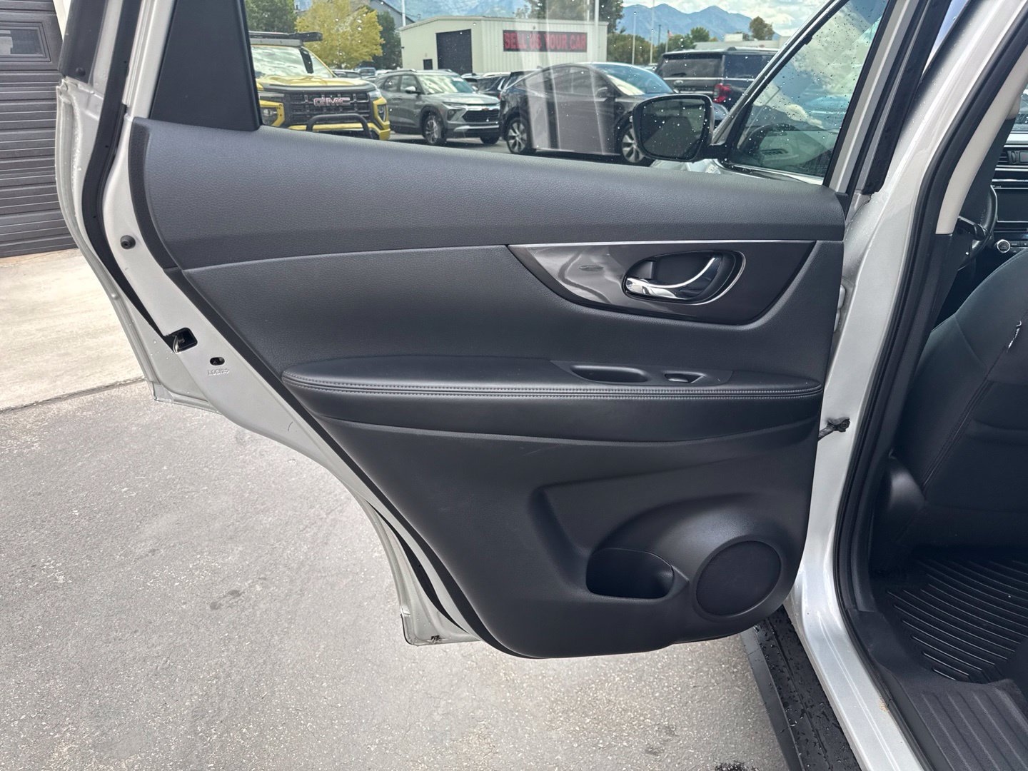 Used 2018 Nissan Rogue SV AWD/4WD image 16
