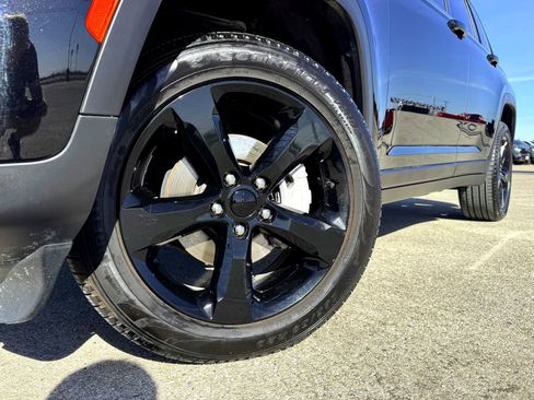 Used 2023 Jeep Grand Cherokee Limited w/ Black Appearance Package image 2