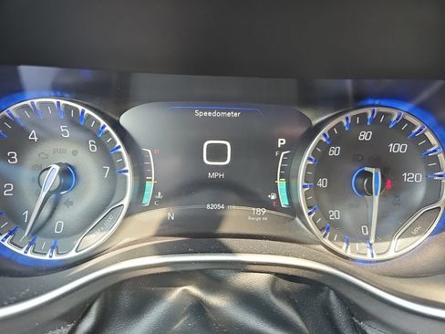 Used 2023 Chrysler Pacifica Touring-L FWD image 9