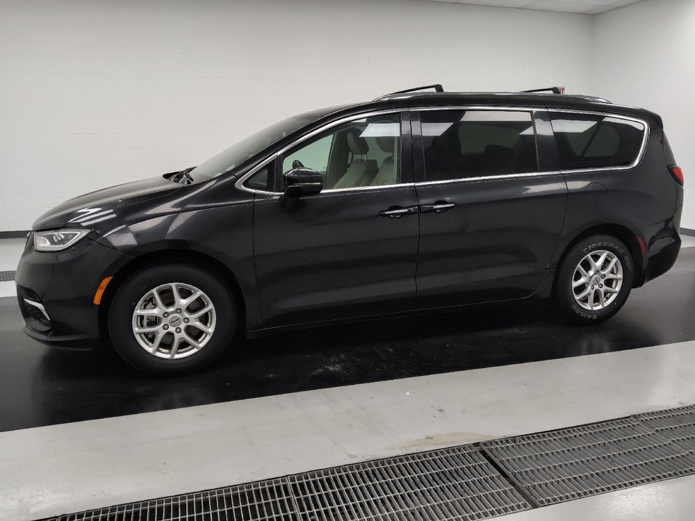 Used 2021 Chrysler Pacifica Touring-L FWD image 2