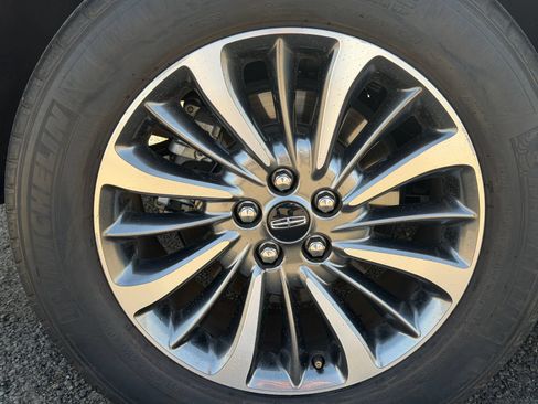Used 2022 Lincoln Nautilus FWD w/ Premium Package image 5
