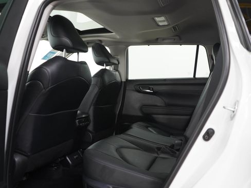 Used 2025 Toyota Highlander XLE AWD/4WD image 19