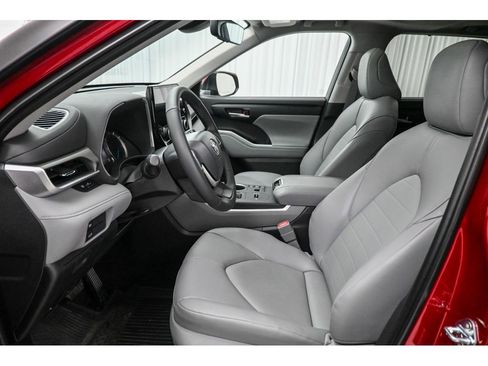 Used 2025 Toyota Highlander XLE image 10