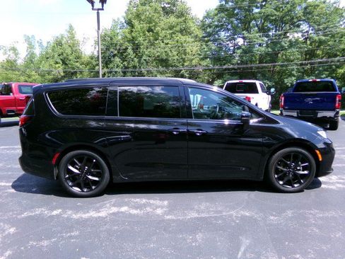 Used 2025 Chrysler Pacifica Limited FWD image 10