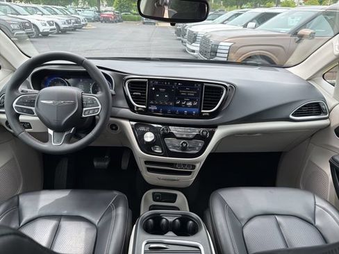 Used 2023 Chrysler Pacifica Touring-L FWD image 28