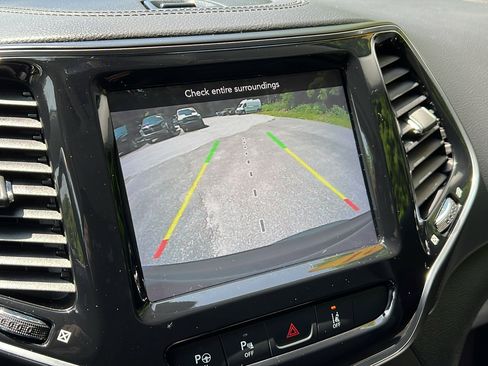 Used 2021 Jeep Cherokee Limited image 18