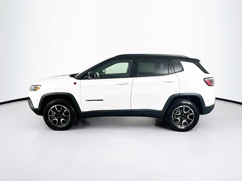 Used 2025 Jeep Compass Trailhawk AWD/4WD image 4