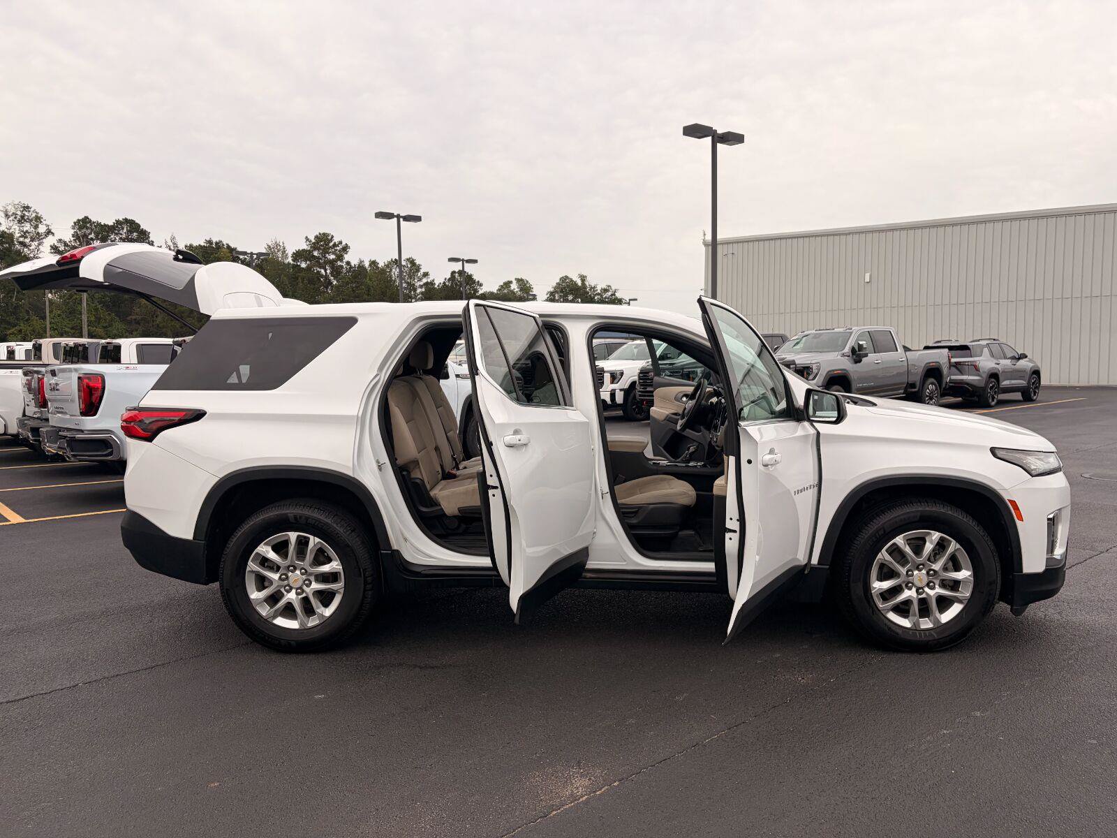 Used 2022 Chevrolet Traverse LS FWD image 9
