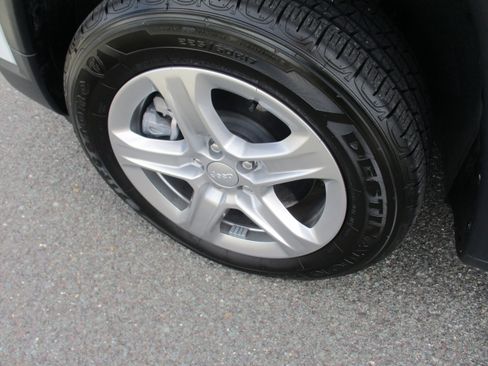 Used 2024 Jeep Compass Latitude image 9