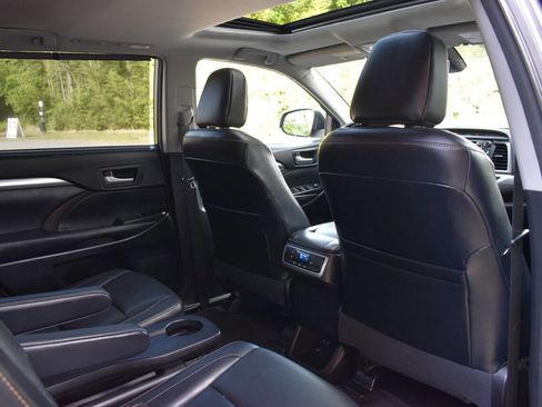 Used 2017 Toyota Highlander XLE FWD image 11