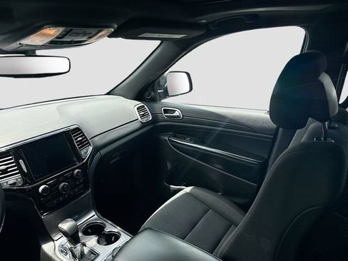 Used 2019 Jeep Grand Cherokee Laredo AWD/4WD image 31