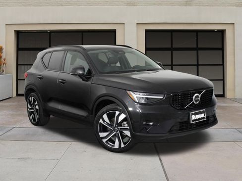Used 2025 Volvo XC40 B5 Plus AWD/4WD image 34