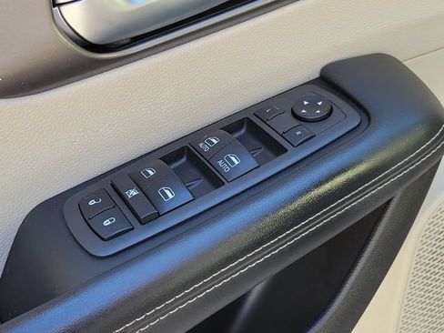 Used 2021 Chrysler Pacifica Touring-L FWD image 22