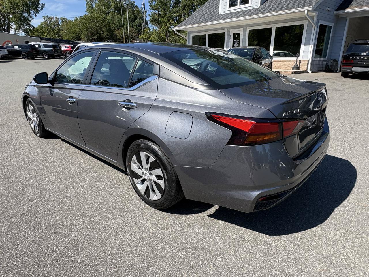 Used 2024 Nissan Altima 2.5 S FWD image 3