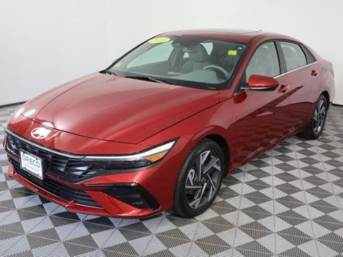 Used 2025 Hyundai Elantra SEL FWD image 4