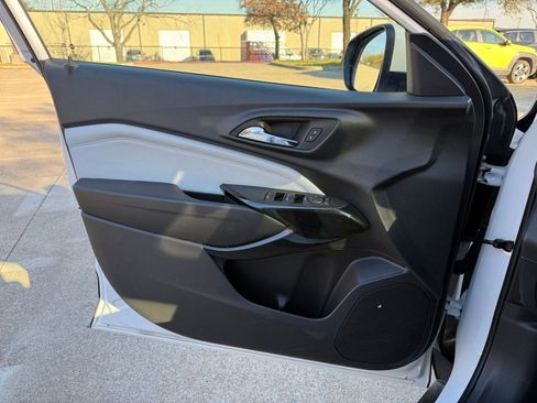 Used 2025 Chevrolet Trax LT image 18