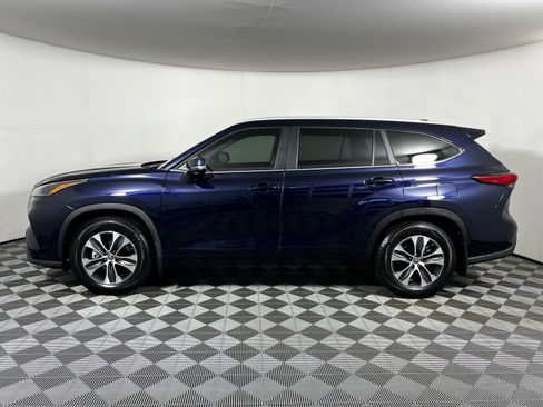 Certified 2023 Toyota Highlander XLE image 9
