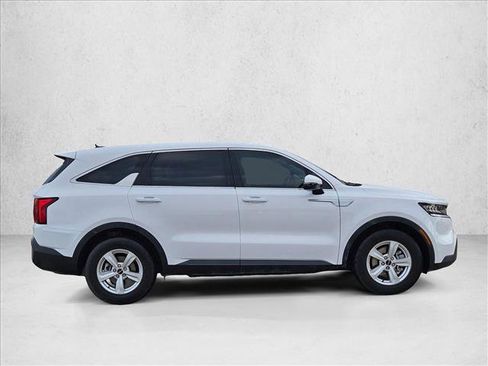 Used 2022 Kia Sorento LX image 4