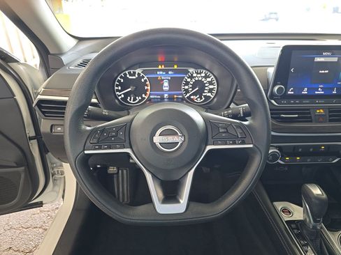 Used 2023 Nissan Altima 2.5 SV FWD image 11