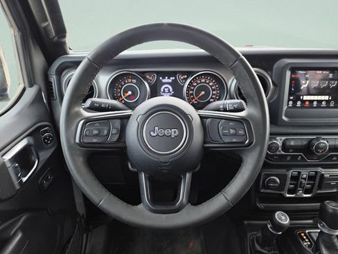 Used 2023 Jeep Gladiator Sport AWD/4WD image 16