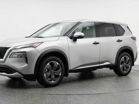 Used 2025 Nissan Rogue SV image 3