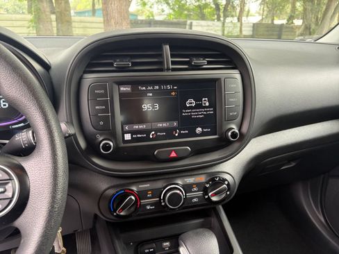 Used 2025 Kia Soul LX w/ LX Technology Package FWD image 20