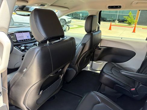 Used 2023 Chrysler Pacifica Touring-L FWD image 15