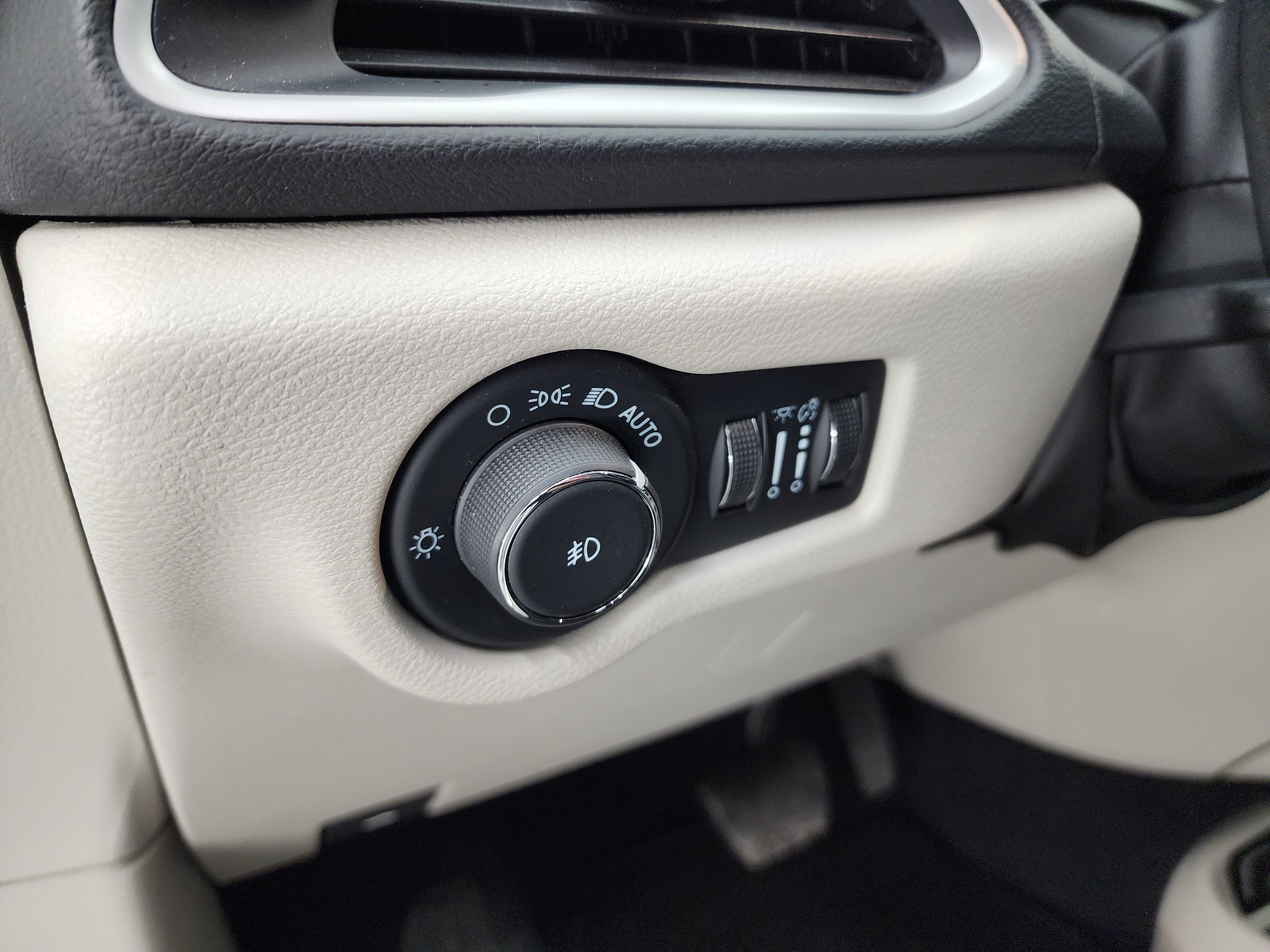 Used 2024 Chrysler Pacifica Touring-L FWD image 43