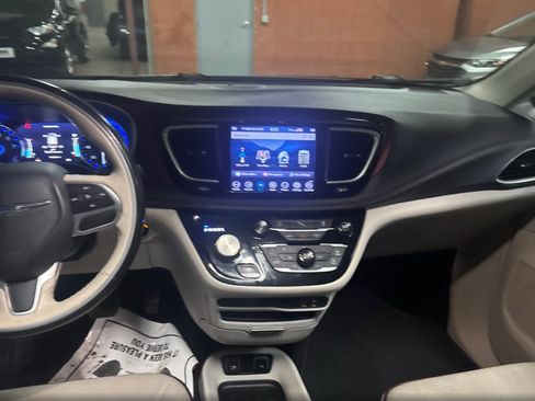 Used 2020 Chrysler Pacifica Limited image 11