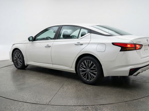 Used 2025 Nissan Altima 2.5 SV FWD image 6