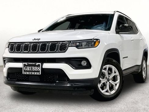 Used 2025 Jeep Compass Latitude AWD/4WD image 14