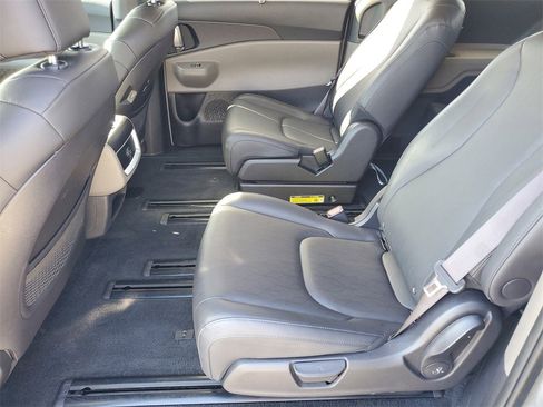 Used 2025 Kia Carnival EX image 20