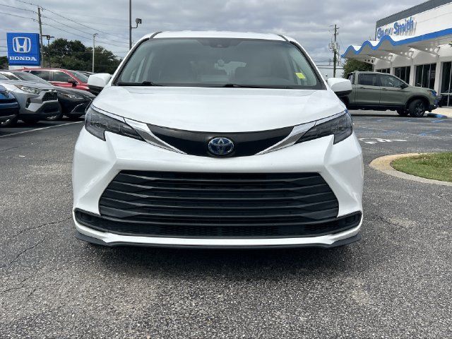Used 2024 Toyota Sienna LE AWD/4WD image 9