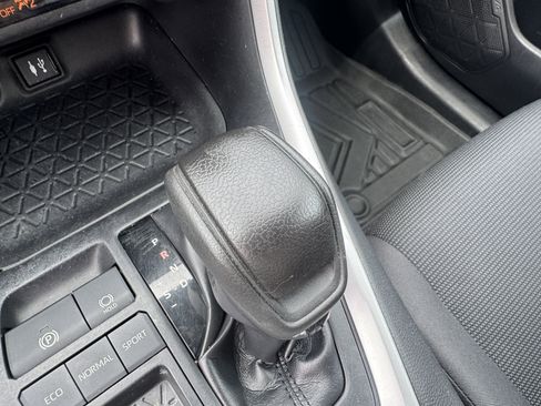 Used 2019 Toyota RAV4 LE FWD image 38