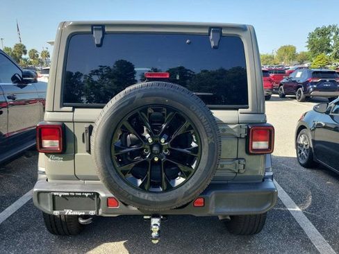 Used 2022 Jeep Wrangler Unlimited Sahara AWD/4WD image 5