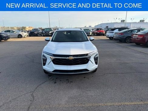 Used 2024 Chevrolet Trax LT w/ Sunroof Package FWD image 4