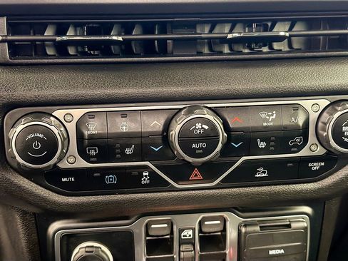 Used 2024 Jeep Wrangler Unlimited image 17