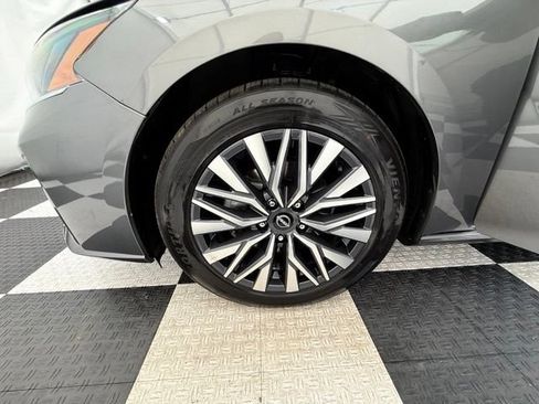 Used 2024 Nissan Altima 2.5 SV FWD image 9