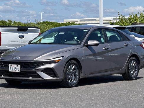 Used 2024 Hyundai Elantra SEL FWD image 8