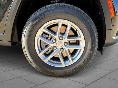 New 2025 Jeep Grand Cherokee L Laredo image 12