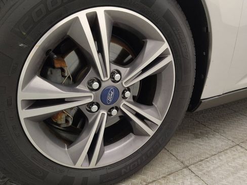 Used 2018 Ford Focus SE w/ SE Appearance Package FWD image 31