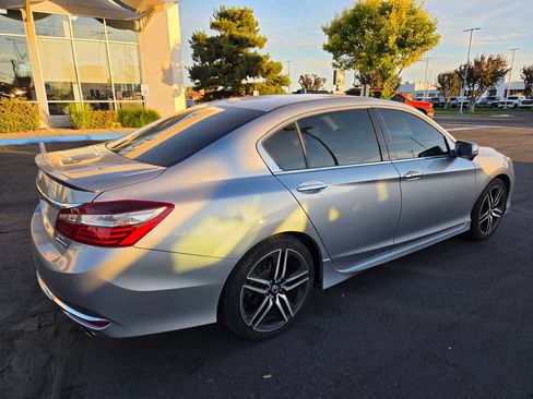 Used 2017 Honda Accord Touring image 3