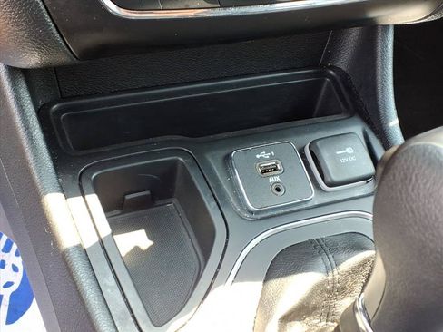 Used 2019 Jeep Cherokee Latitude w/ Popular Appearance Group FWD image 6