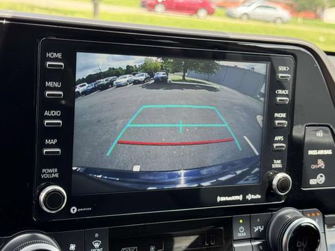 Used 2022 Toyota Highlander XLE AWD/4WD image 4