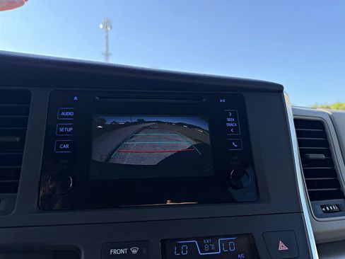 Used 2015 Toyota Sienna L image 15