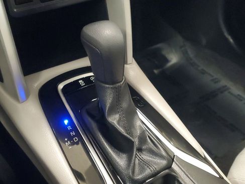 Used 2025 Toyota Corolla Cross L image 28