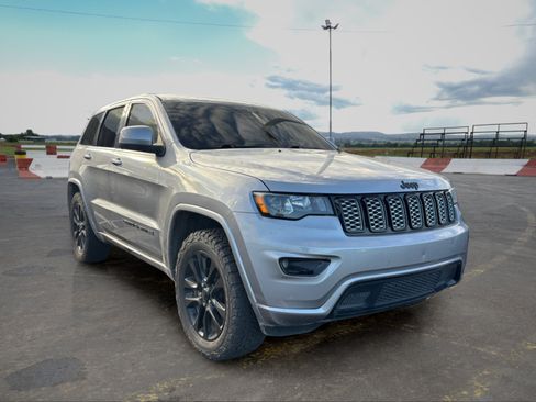 Used 2019 Jeep Grand Cherokee Altitude RWD image 2