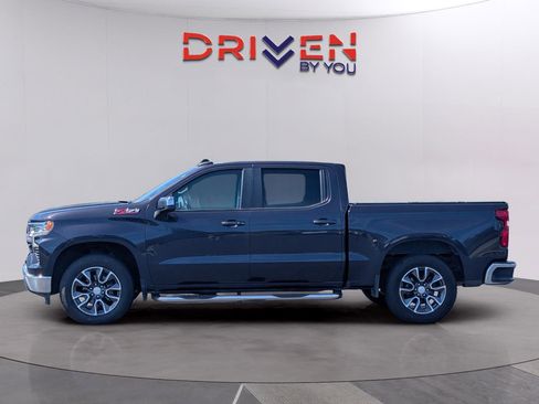 Used 2022 Chevrolet Silverado 1500 LT w/ Z71 Off-Road Package AWD/4WD image 2